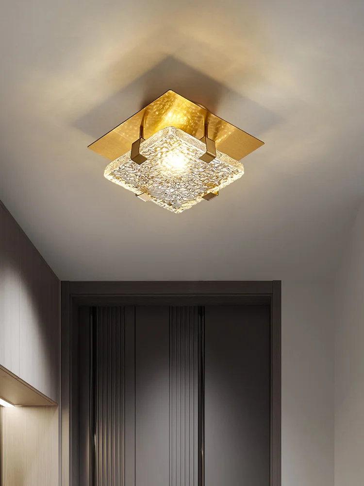 

The entrance hall ceiling light is simple, and the corridor balcony light is luxurious and atmospheric