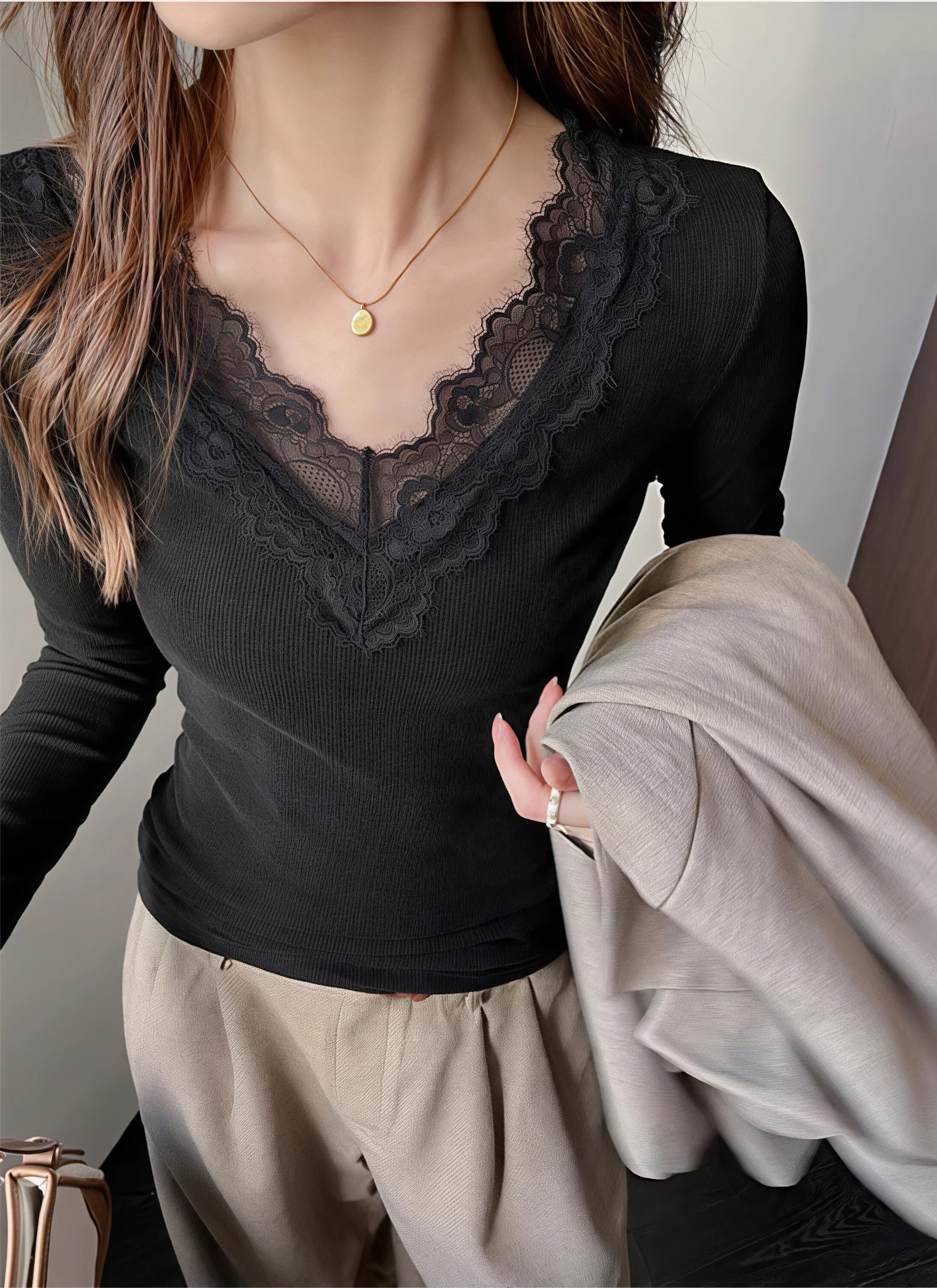 Elegantes Damen-Basic-Layering-Oberteil, Spitzen-V-Ausschnitt, Langarm-Shirt, gerippter Strick, schmale Passform, Spitzenbesatz an den Manschetten, weiche, lässige Alltagsbluse. – Detail 8
