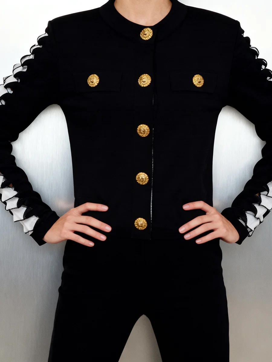 TWOTWINSTYLE 히트 컬러 홀로우 아웃 패션 숏 재킷 여성용 라운드 넥 긴 소매 패치워크 메탈 버튼 재킷 여성용