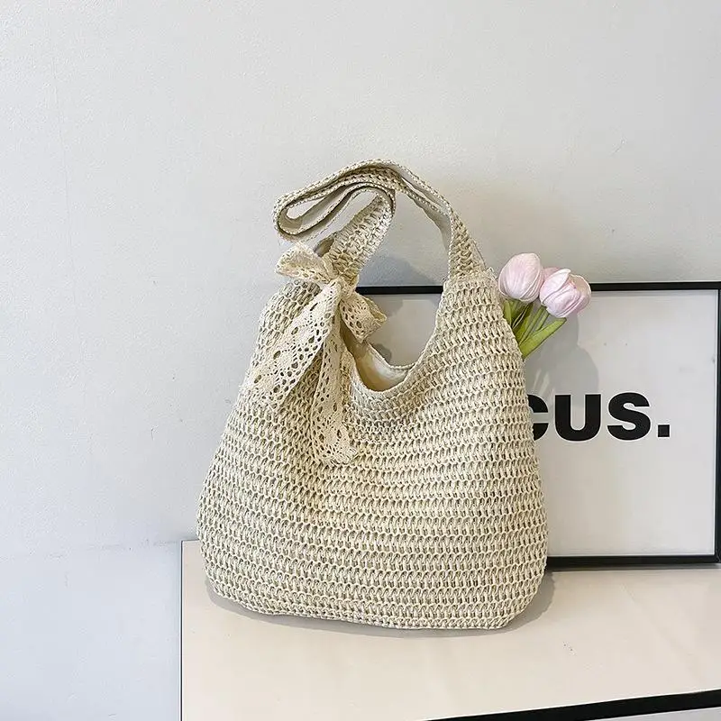 Gewebte Stroh-Schultertasche mit süßer Schleifendekoration, geräumigem Innenraum für den Sommer, den Strand, den täglichen Einkauf und den Urlaub. – Detail 2