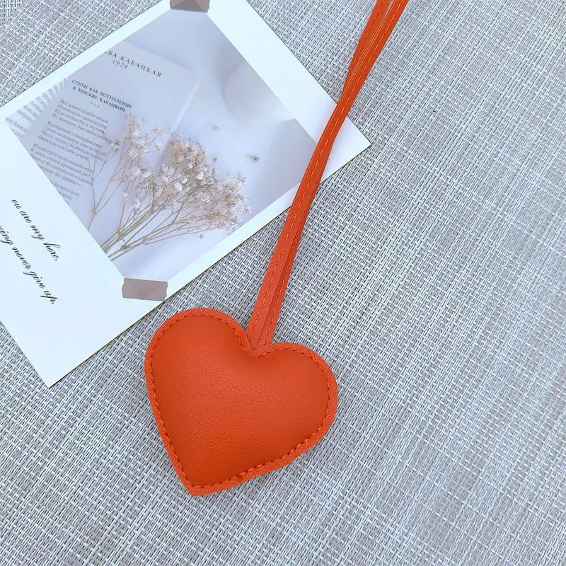 New niche leather peach heart hand rope pendant simple bag pendant car keychain couple backpack accessories fashion keychain