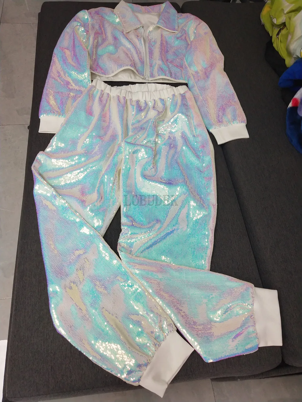 ชุดแจ๊สฮิปฮอปชาย 2 ชิ้น เสื้อแจ็คเก็ตปักเลื่อมวิบวับ กางเกงขายาว ชุดสำหรับนักเต้น นักร้อง ทีมการแสดง ชุดแสดงบนเวที บาร์ ไนต์คลับ