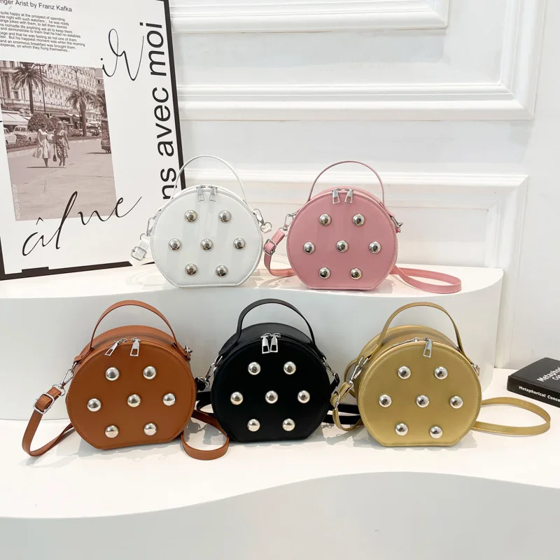 

​ ​ Дизайнерская круглая сумка через плечо для женщин, 2025 г., кошелек через плечо с шипами, многосторонняя переноска, модный эстетический рюкзак ​