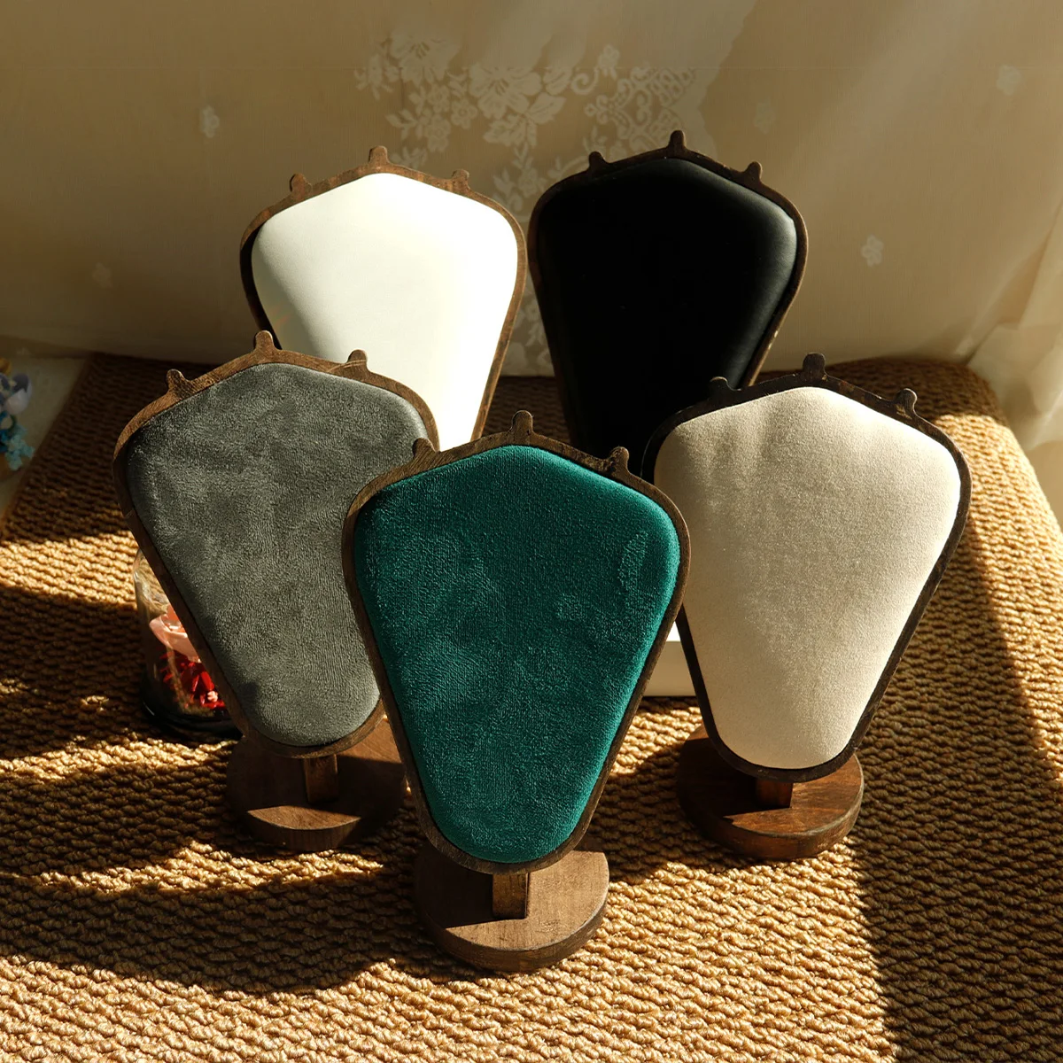 クルミ色のジュエリーネックレスディスプレイフレーム、高級感のある印象的なモデルカウンター、ウィンドウディスプレイ小道具、ネックレスフレーム