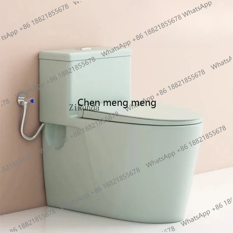 

Цветной унитаз, встроенное сиденье для унитаза у стены.