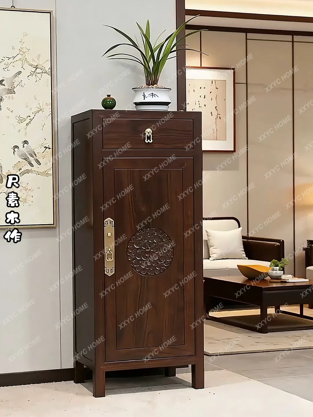 

Узкий шкаф из массива дерева с резьбой в виде цветов, для гостиной, в стиле дзен, для хранения вещей.