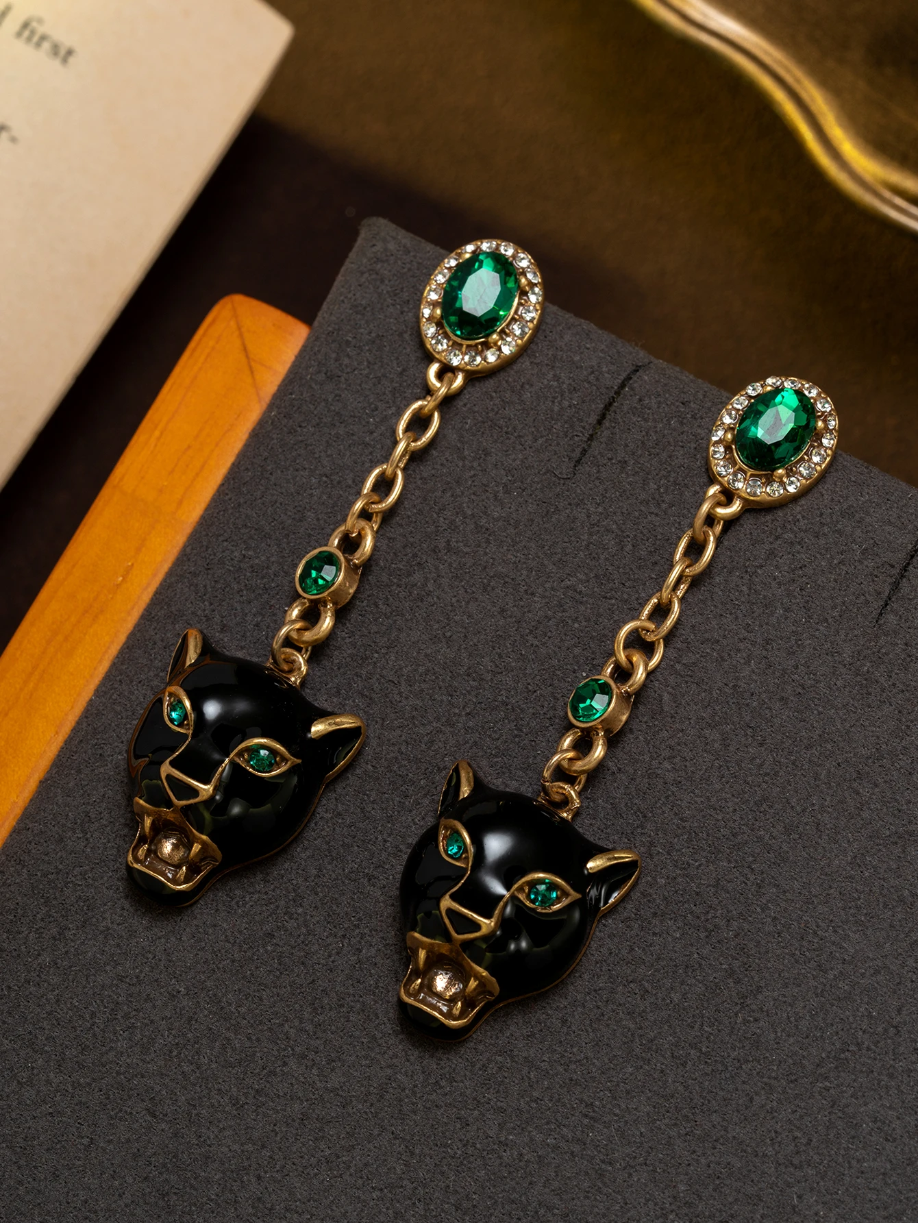 A Pair of Vintage Green Diamond-Encrusted Black Panther Head Long Earrings, Exaggerated and Elaborate, Suitable for Everyday Wear, Parties, Women's Accessories, and as a Gift