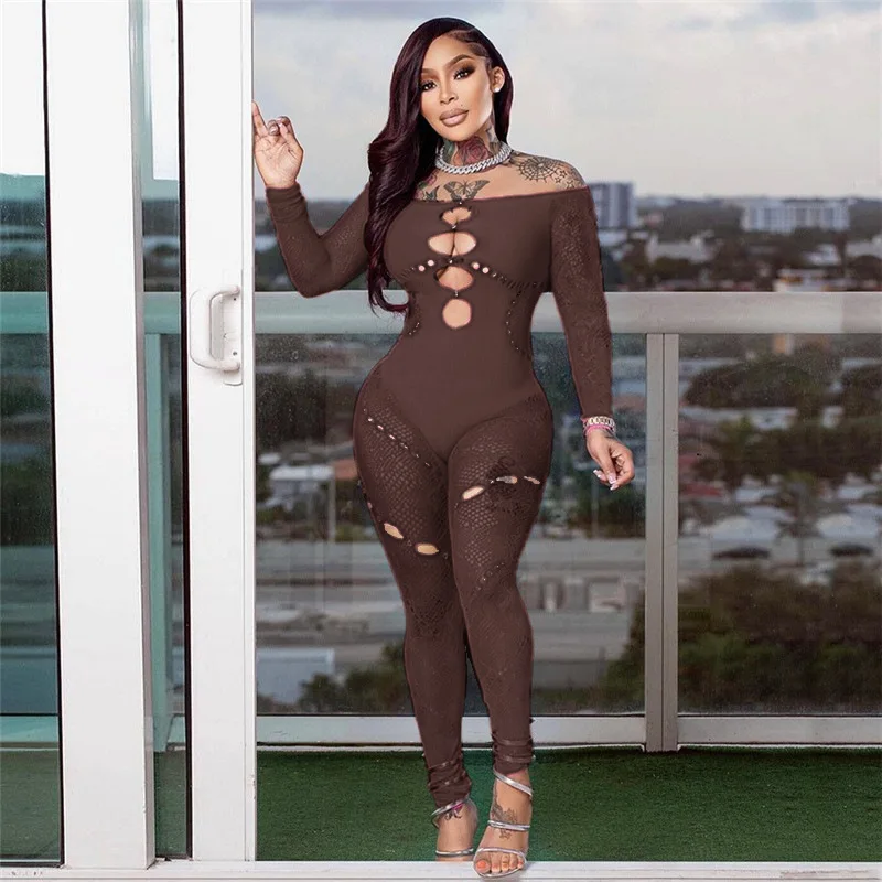 بدلة قفز شبكية مرقعة مرصعة بالألماس المجوف لخريف 2025 بدلة نسائية مثيرة شفافة برقبة مائلة وأكتاف مكشوفة وأكمام طويلة وزرة ضيقة