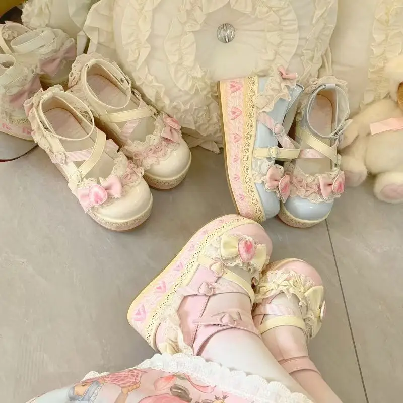 厚いプラットフォーム底とクリームストロベリーデザインのキュートなロリータシューズ、女の子向けのフェアリースイートフェアリーリトルレザーシューズ