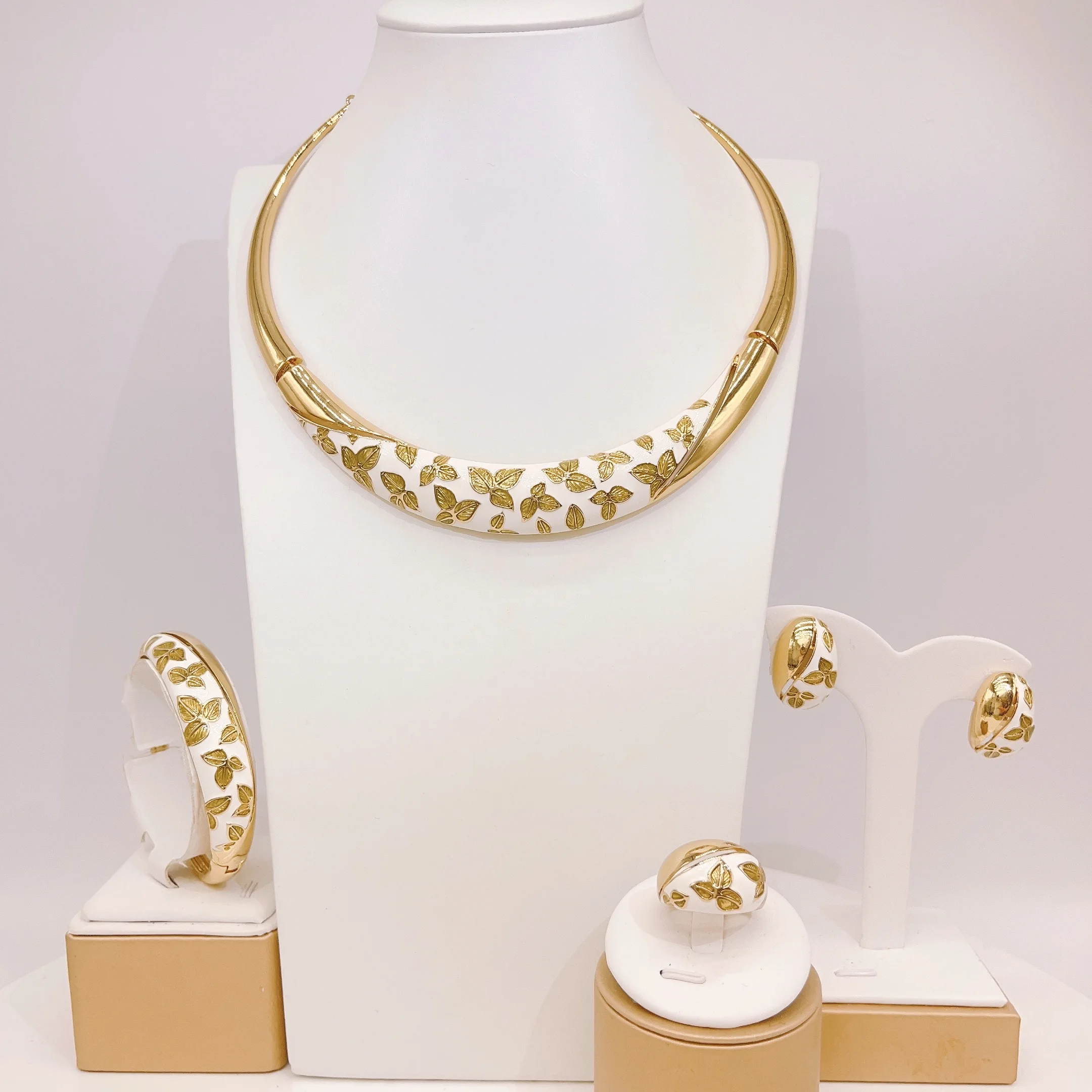 Elegant Two‑Style Curved Choker Jewelry Set, Gold‑Tone Enamel & Hammered Textured Necklace Earrings Bracelet Ring Set for Women