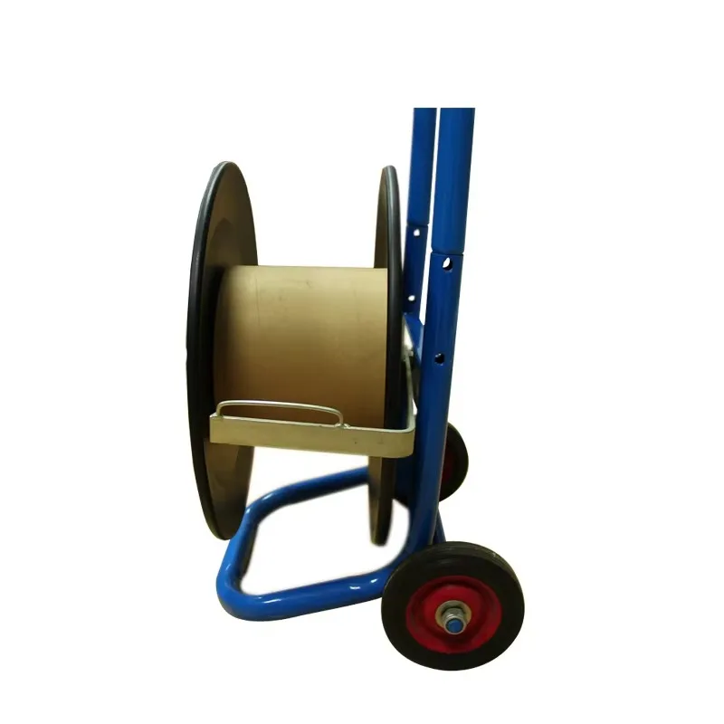 Fabrycznie wykonany na zamówienie przenośny wózek do taśm stalowych z kółkami, przeznaczony do taśm poliestrowych kompozytowych o średnicy rdzenia 200 mm.