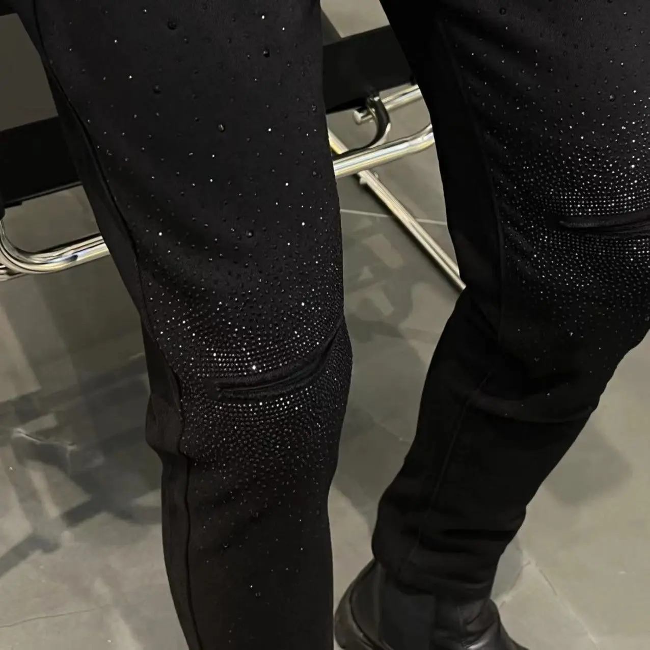 Frühling Herbst neue Strass zerrissene Jeans Männer modische Slim Fit vielseitige dicke gerade knöchel gebundene Hose schwarze Röhrenjeans