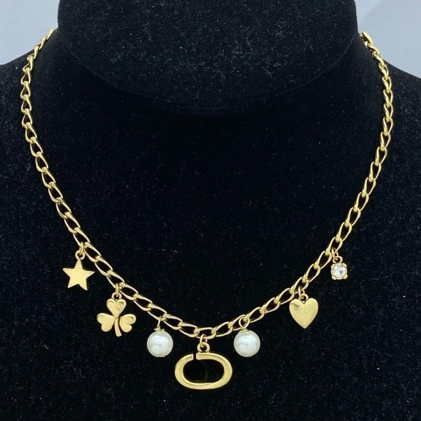 

Персонализированное ретро-колье Embark в путешествии модных тенденций и художественной классики.