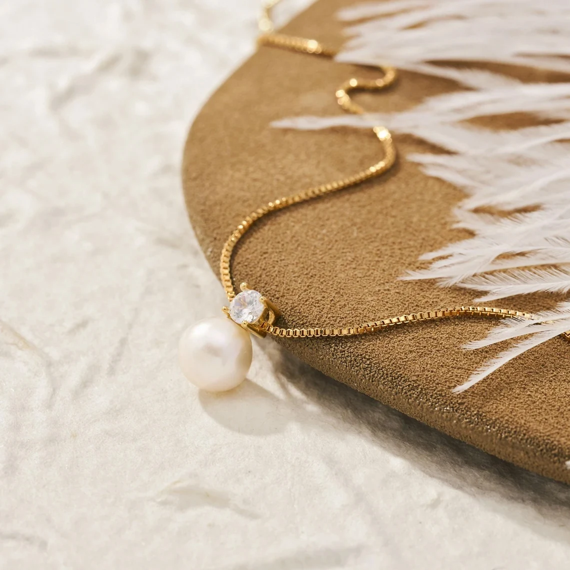 Hiraeva Leicht Luxuriöse & Minimalistische Perlen- und Zirkon-Halskette für Damen — Edelstahl-Schlüsselbein-Kette mit Anhänger-Schmuck – Detail 3