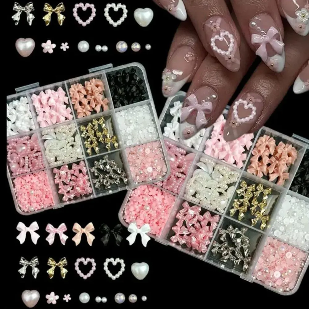 ชาร์มตกแต่งเล็บเรซิ่น 3 มิติ 12 ช่อง รูปโบว์ ไข่มุกแบนสีขาวและชมพูผสม รูปหัวใจ ดาว โบว์ ประดับเล็บ งานฝีมือตกแต่งเล็บ