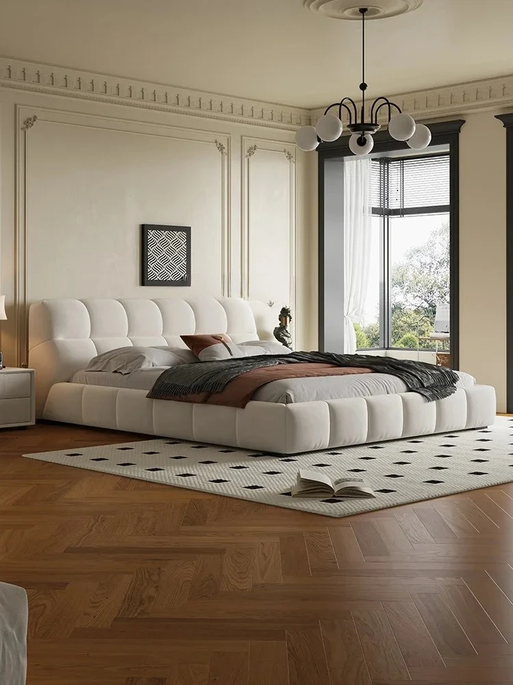 

Modern Minimalist Master Bedroom Double Retro Cream Cat Scratching