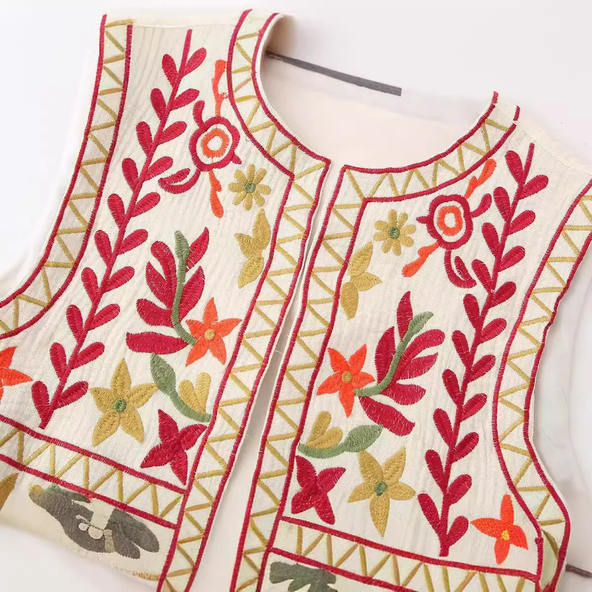 2024 Women's Spring Embroidery Color Vest Color Matching Cardigan Retro Sleeve Vest