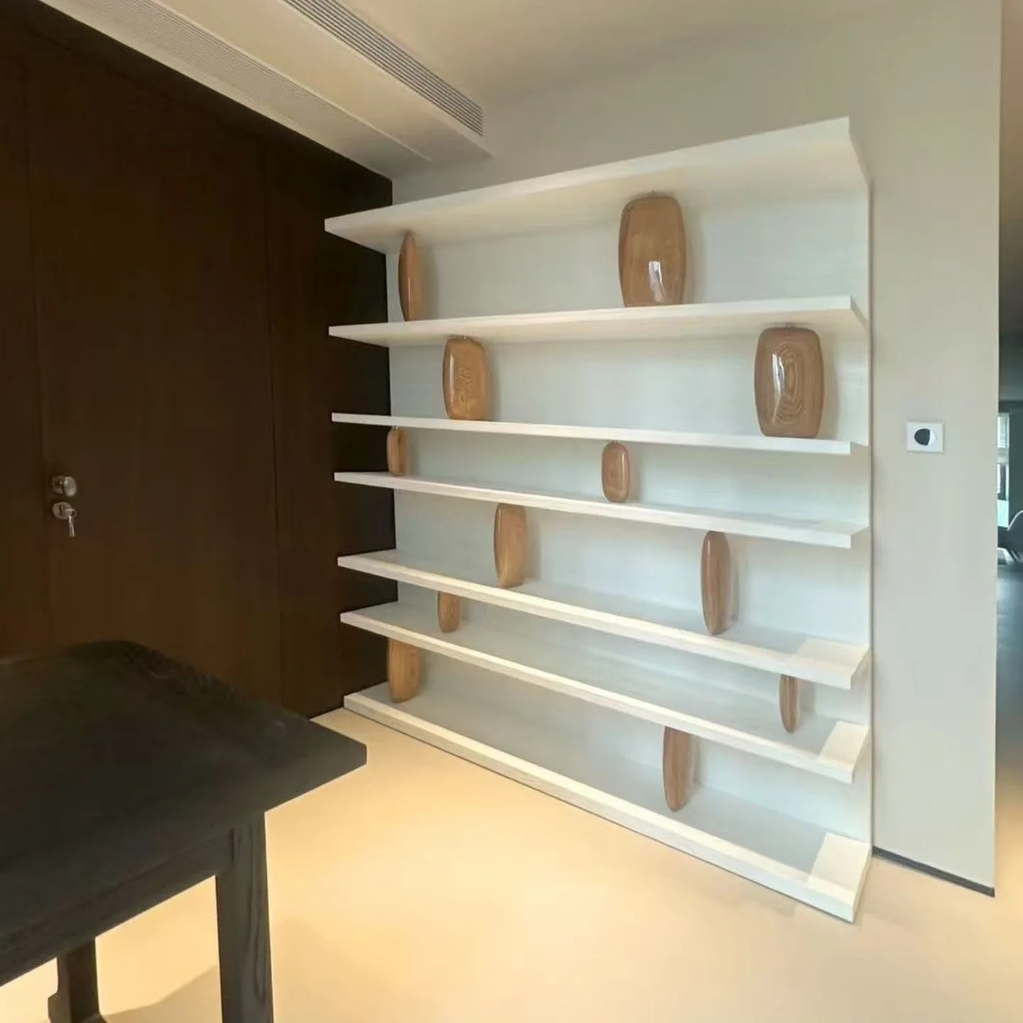 Italian high-end solid wood bookshelf floor-to-wall modern light luxury high-end art villa multi-layer storage shelf
