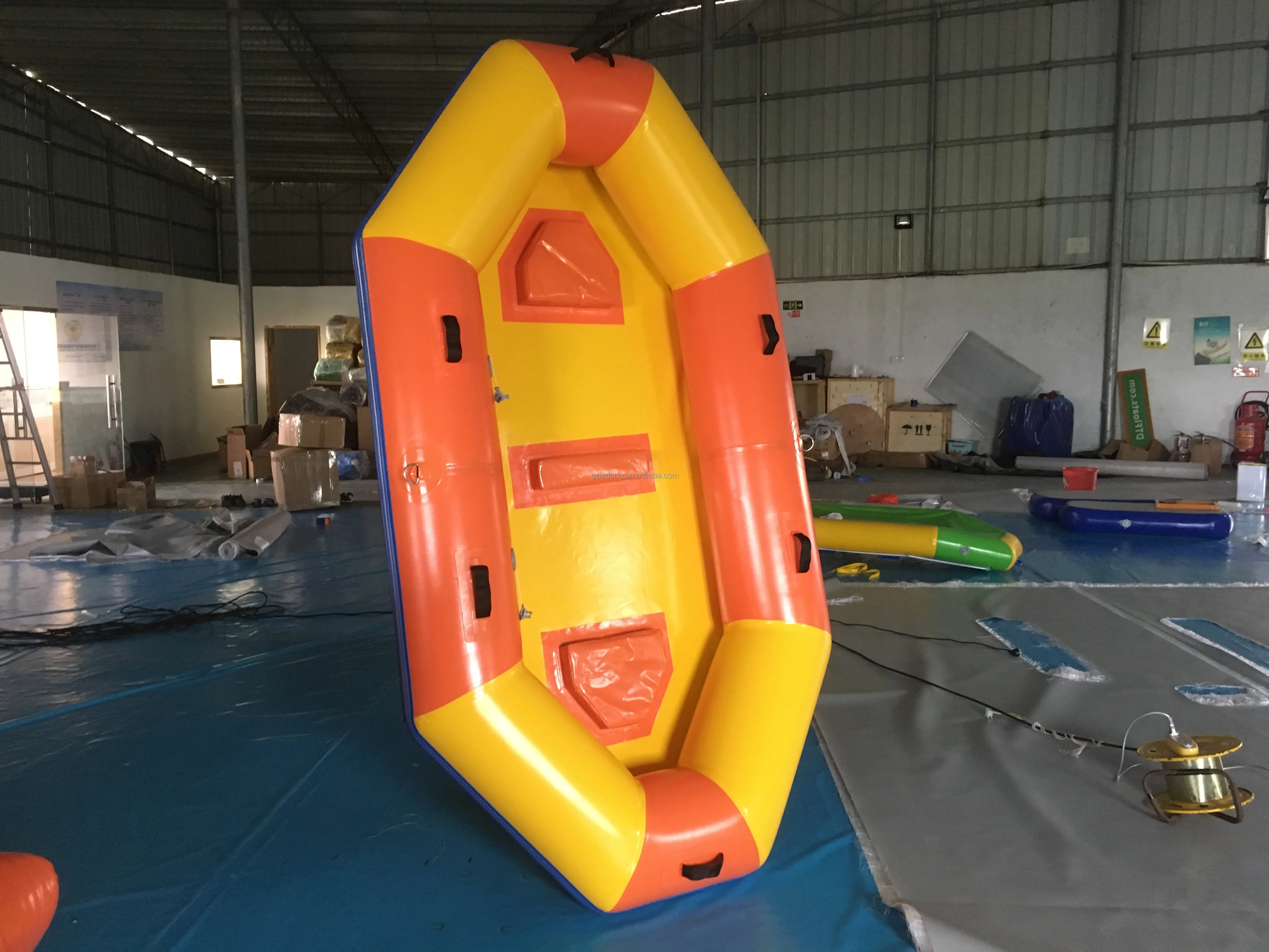 PVC 0.9mm Thick Inflatable Rafting Boat LEDONG LD-558 Self-Draining Customized Color Relaxing 100-500kg Capacity 5-10 Passengers