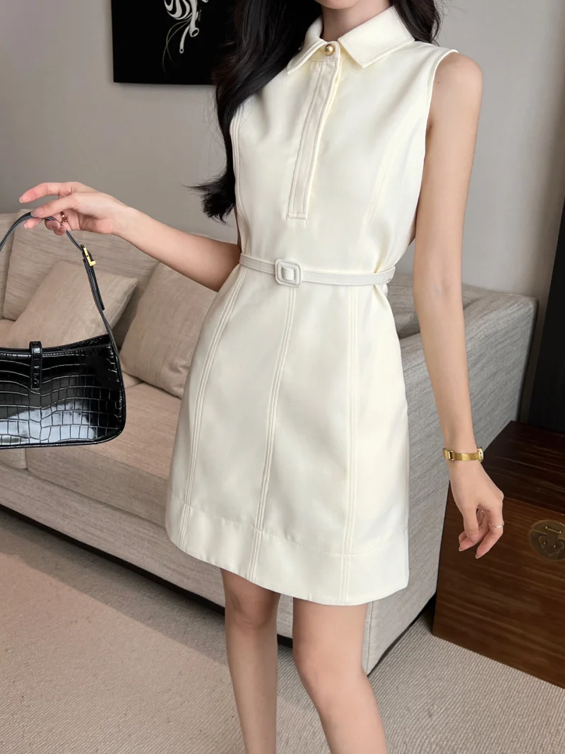 

Socialite Ms. Fan's dress is fashionable and elegant, with a waist cinched to show off her thinness. Party dress, vest dress