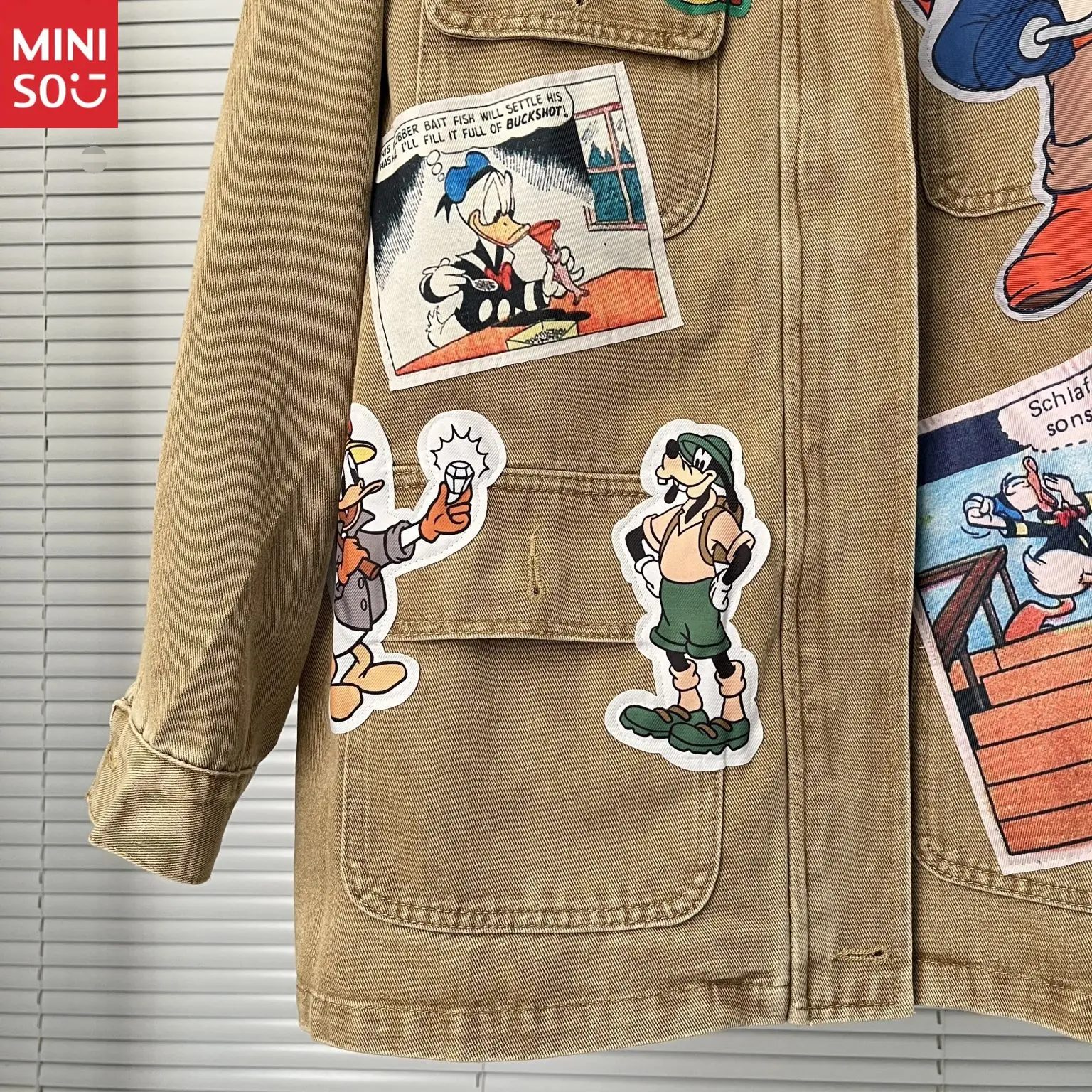 Disney2025 الخريف جديد الكرتون لطيف نمط ملصق الأدوات سترة BF نمط زوجين الدنيم سترة أعلى