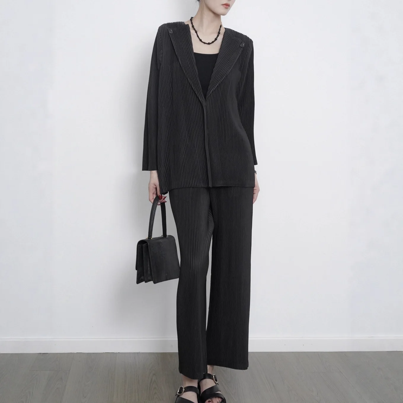 بدلة نسائية لخريف 2026 بطيات من Miyake مكونة من قطعتين سترة صوفية ذات ثنيات عالية الجودة وسراويل مستقيمة مع مجموعة كاملة من #2