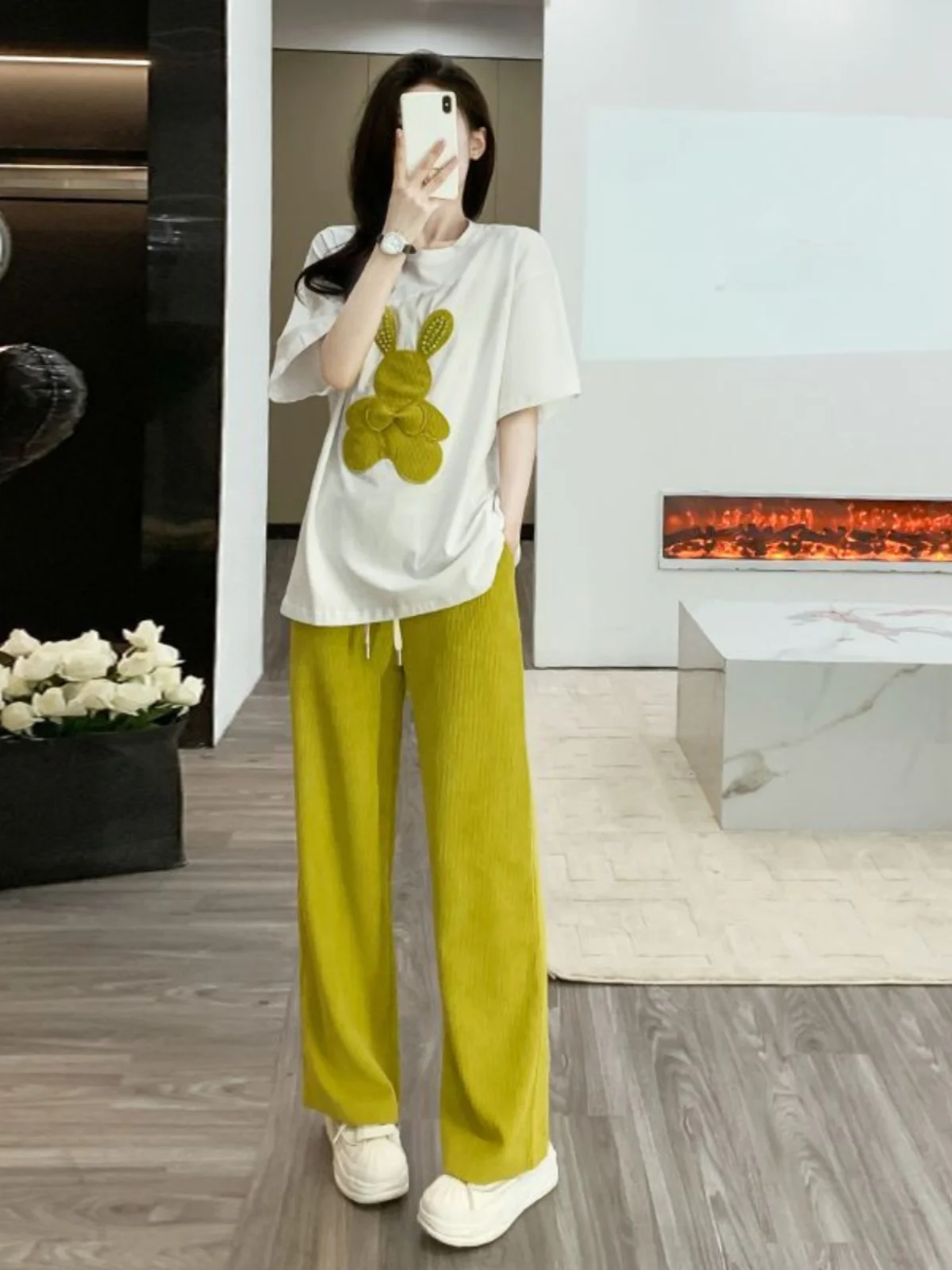 

Новый летний стильный повседневный спортивный костюм для женщин: комплект из двух предметов с коротким рукавом и широкими брюками, молодежный, модный, в уличном стиле