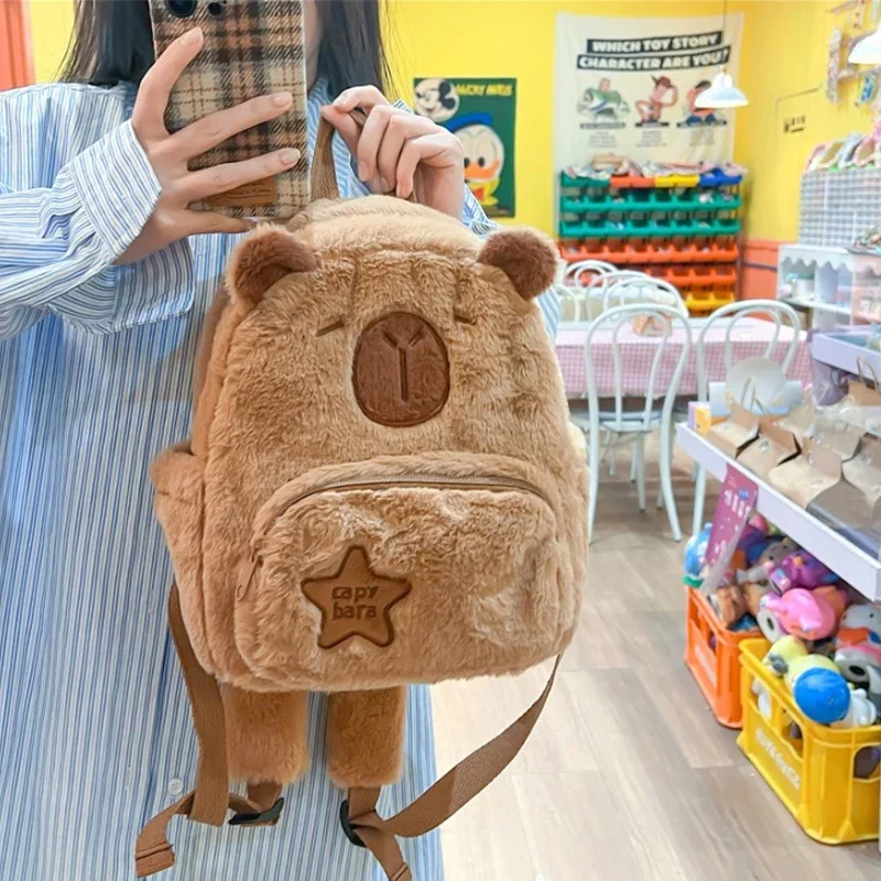 Kapibala Peluche Capibara Zaino Studente carino Borsa di pelliccia versatile Ins Borsa da scuola per zaino piccolo per ragazza morbida Mochila