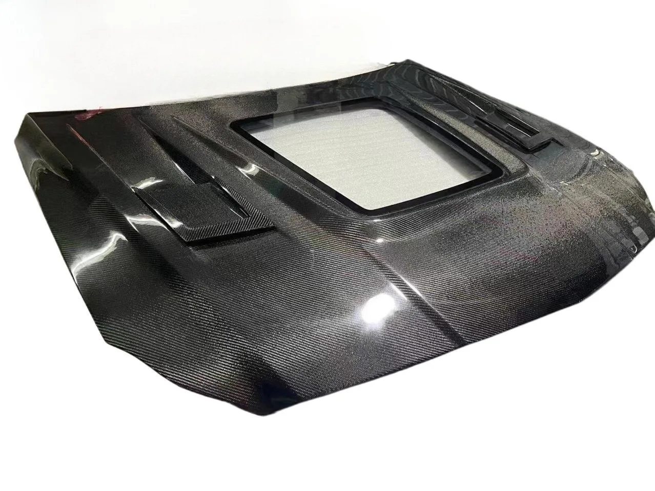 

Suitable for Mercedes-Benz CLS W218 modification and upgrade IMP transparent hood carbon fiber material