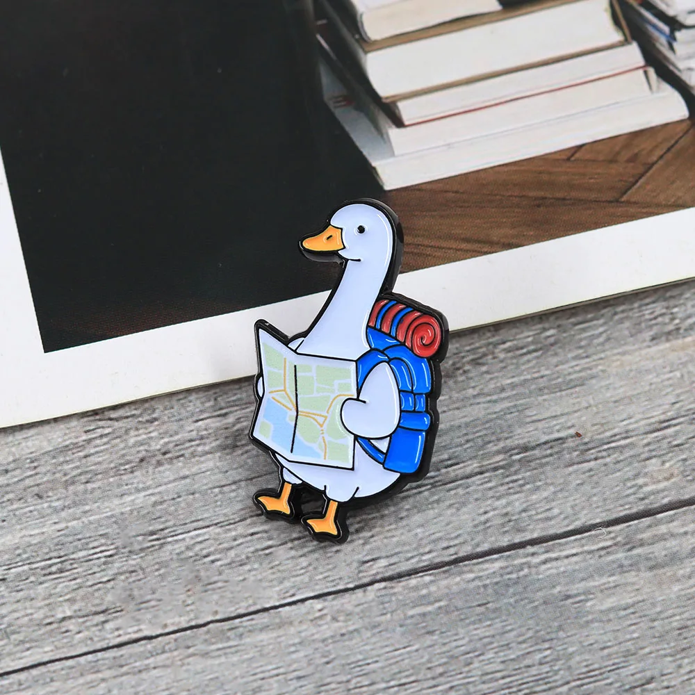 Niedliche Reisegans Emaille-Pin, Rucksack-Ente mit Karte, Brosche, Wanderabenteuer-Tier-Abzeichen, Kreativer Ansteckpin, Geschenk für Reisende – Detail 7