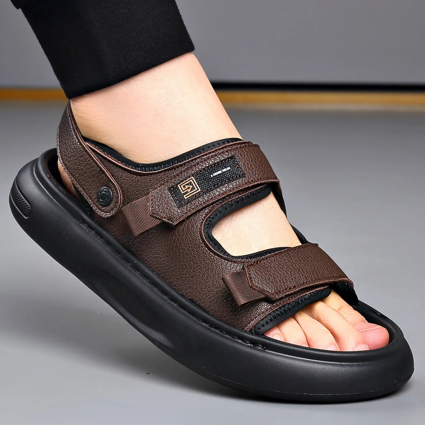 

Мужские пляжные сандалии для лета, повседневные, нескользящие, дезодорирующие, на толстой подошве, на липучке, двойного назначения, для вождения, прохладные шлепанцы