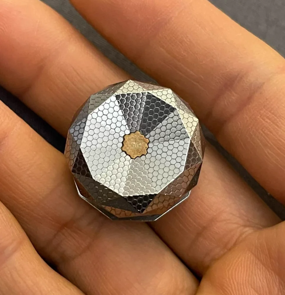 

Б/у EDC Титановые резные бриллианты 24,5*15 мм, блесна, гироскоп на кончиках пальцев, декомпрессионные игрушки