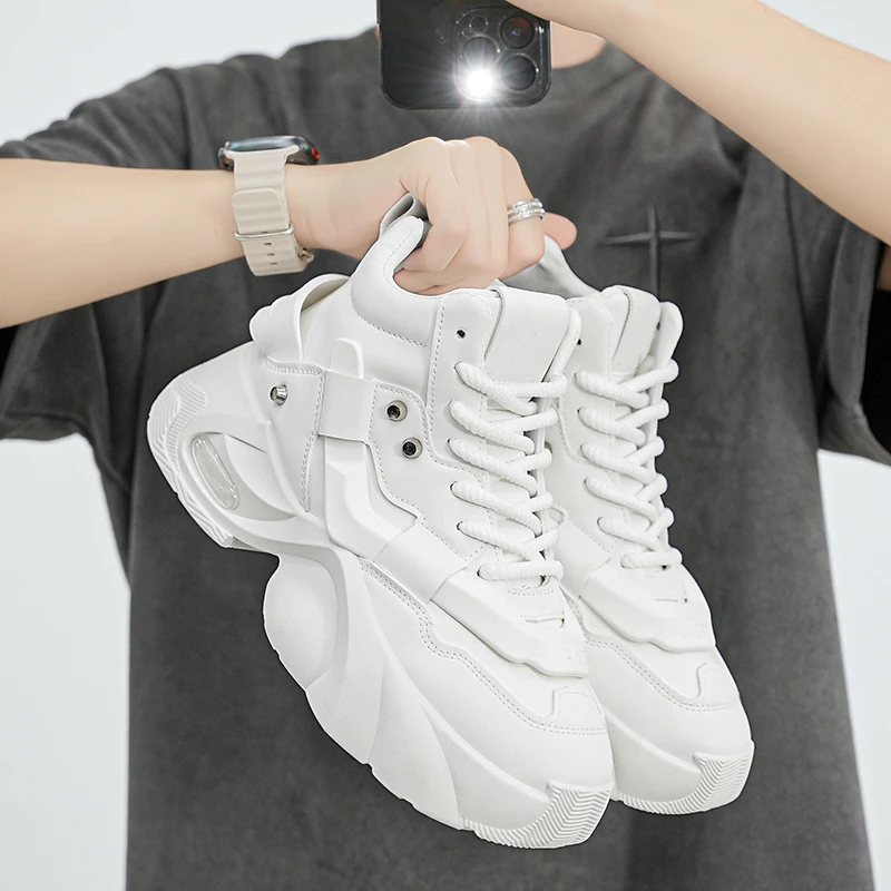 Herren-High-Top-Sneaker mit dicker Sohle, schlichter, aber hochwertiger Textur, mit dicken Schnürsenkeln und Metallnieten-Verzierung, luftgepolsterte dicke Sohlen für zusätzliche Höhe und Stoßdämpfung, erhältlich in Schwarz und Weiß, mit trendigem und robustem Design, geeignet für Herbst- und Winterkleidung, ideal für tägliche Ausflüge, Street-Casual-Looks und verschiedene andere Anlässe. – Detail 5