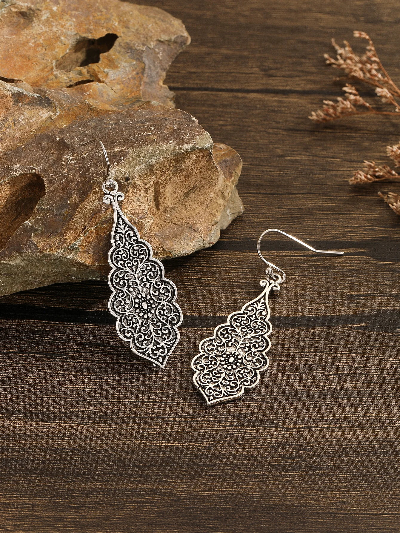Gorgeous leaf/flower design long earrings for women\'s vintage fashion wedding party jewelry