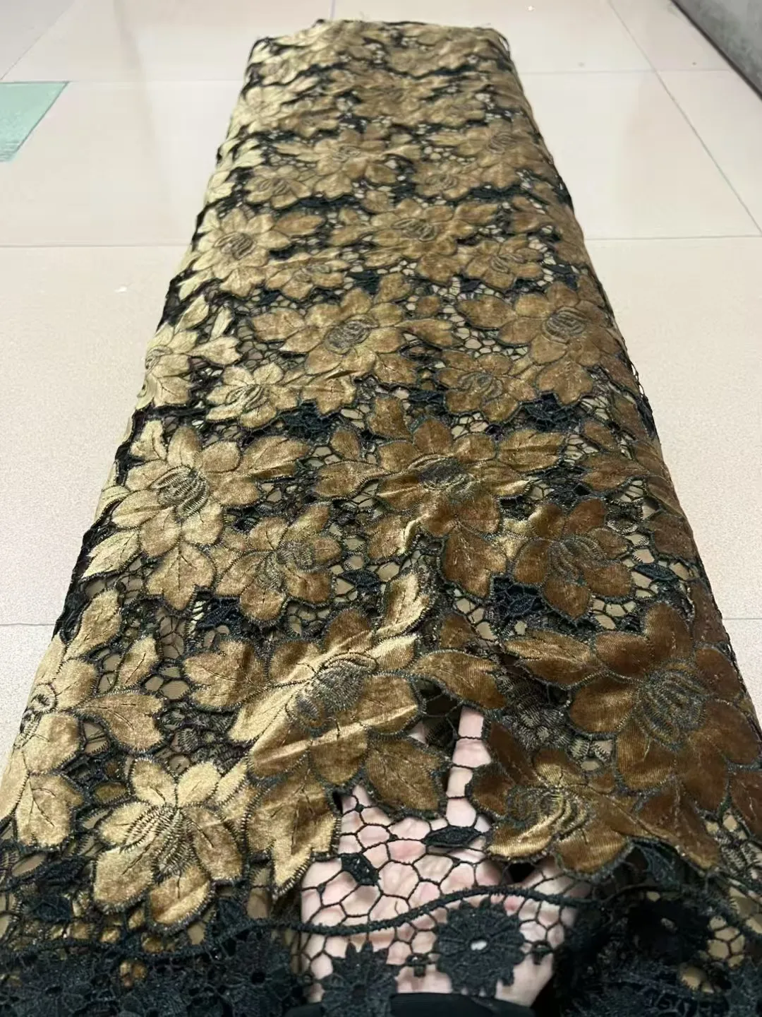 tissu-en-dentelle-de-velours-nigerian-2026-de-haute-qualite-5-yards-tissu-en-dentelle-africaine-avec-cristaux-robe-de-mariee-de-luxe-pour-femmes-couture