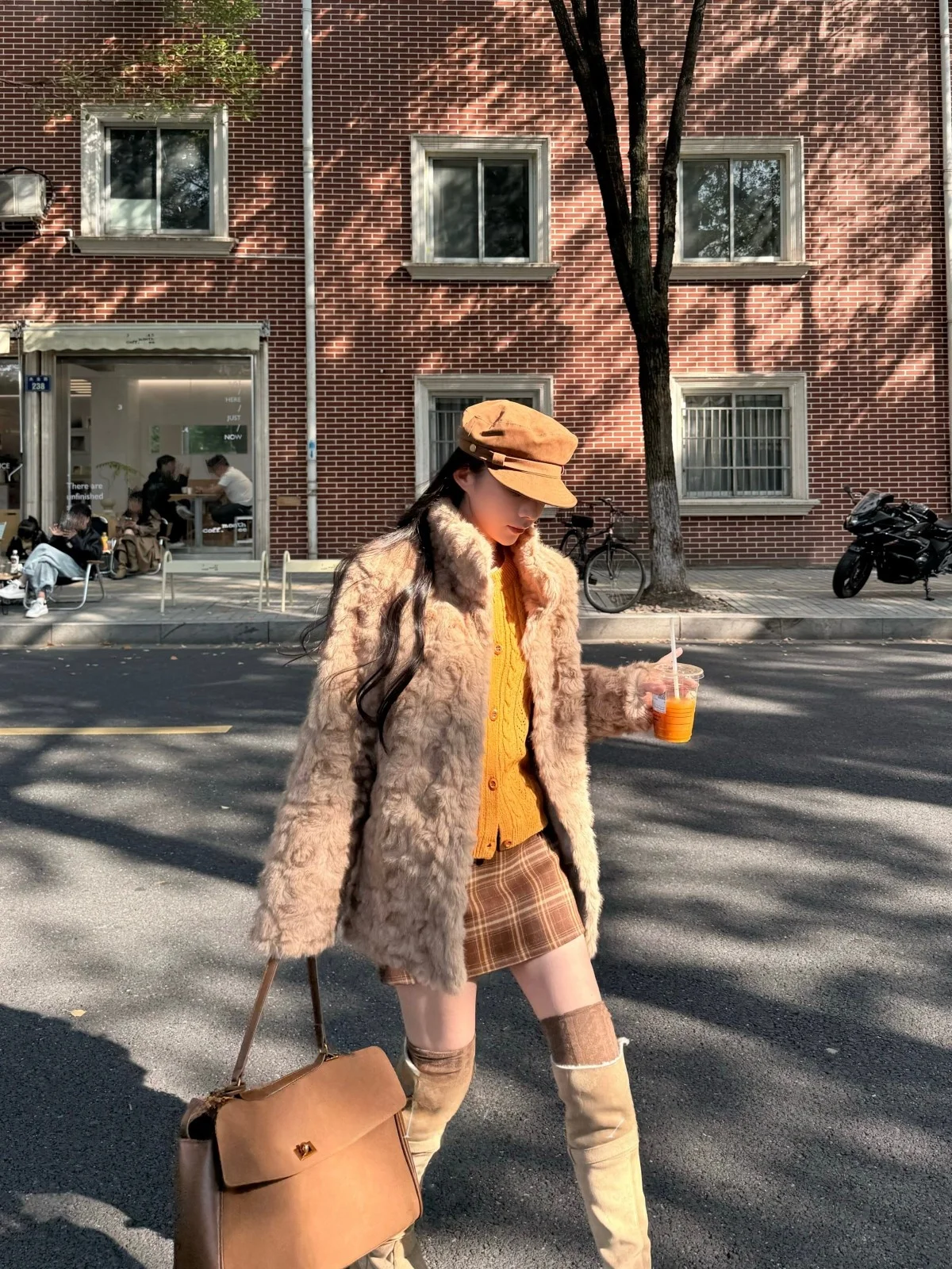 

Теплое зимнее светло-коричневое экологически чистое меховое пальто средней длины с воротником-стойкой, термопушистая верхняя одежда для женщин