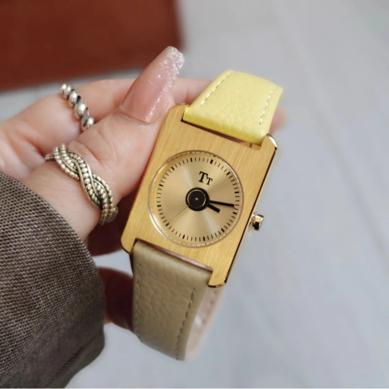 Vintage Gold Woman's Watch Creative Exquisite Round Stainless Steel Dial Color Matching Exquisite Leather Fashion Woman's Watch