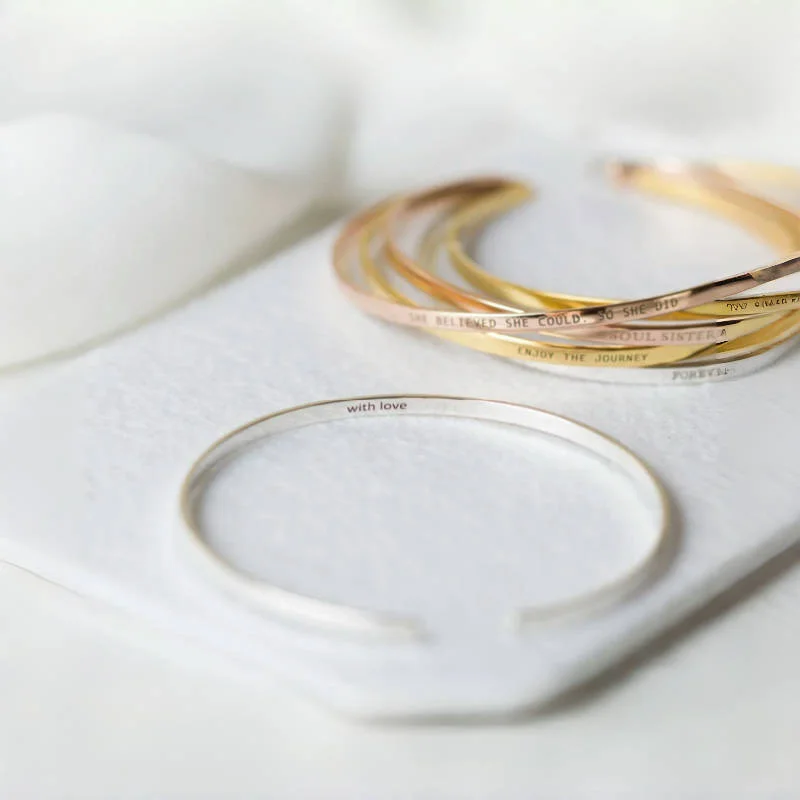 سوار مخصص محفورة الكفة تنسيق الإسورة للنساء شخصية التراص اسم المجوهرات التراص سوار لهداياها