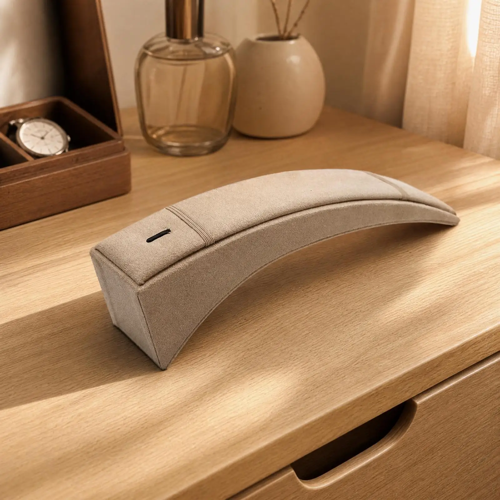 Watch Display Stand with Elastic Retaining Bands Countertop Curved Arch-Bridge Watch Stand Soft Multi-Functional