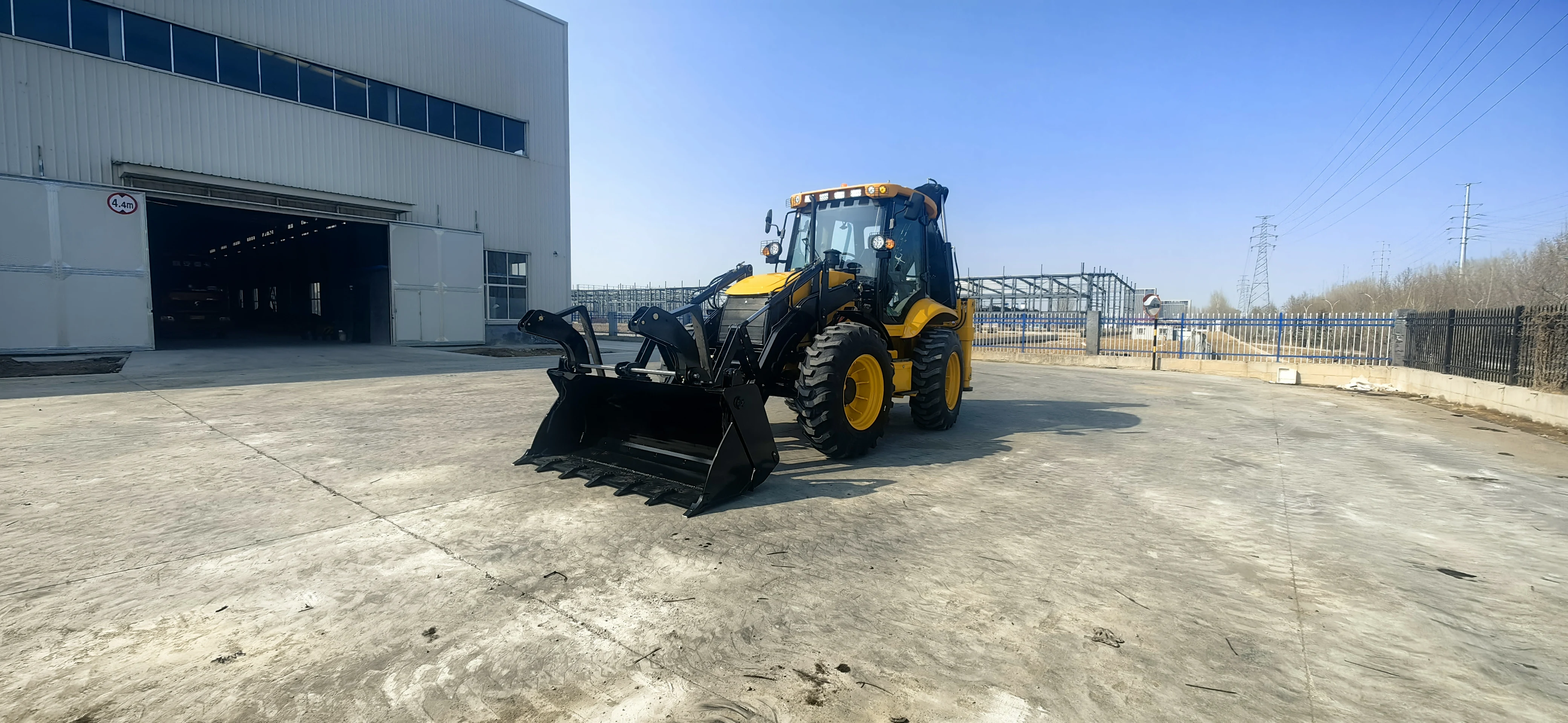 Terna frontale 388H da 2,5 tonnellate con benna 6 in 1