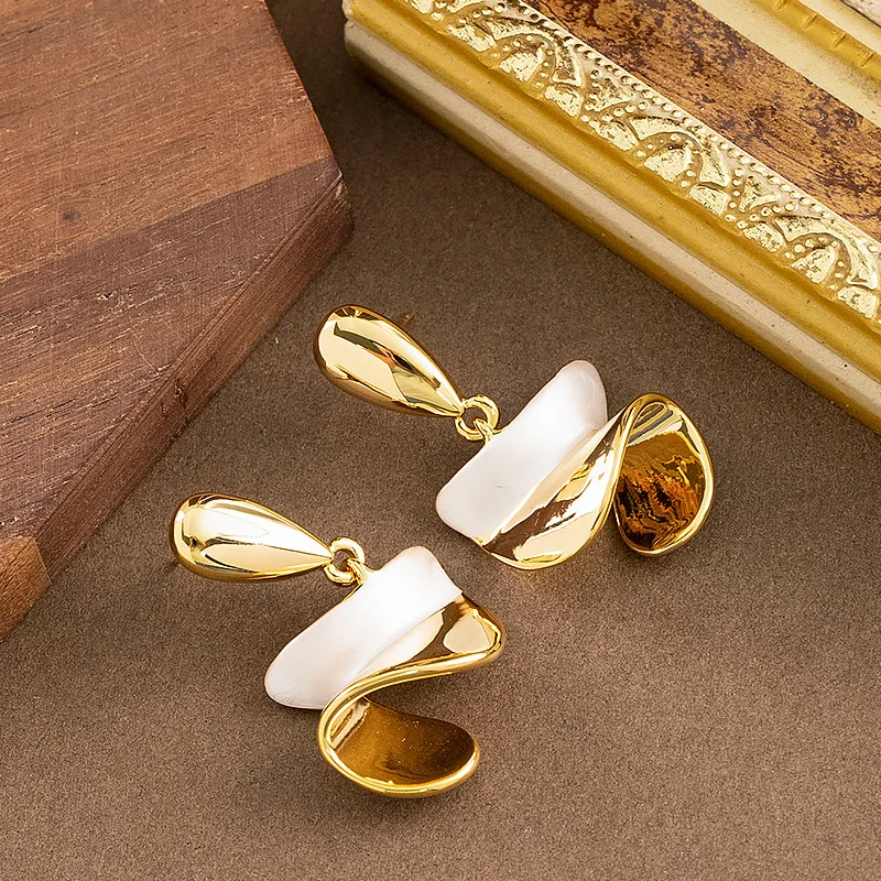 

Fashionable cold style irregular twisted geometric earrings women's high-end long round face slimming commuting earrings
