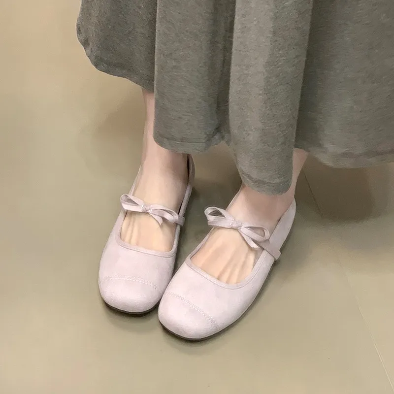 Doce apartamentos para mulheres verão deslizamento no dedo do pé redondo sapatos clássicos para mulheres sólido rebanho couro borboleta nó adorável sapatos casuais