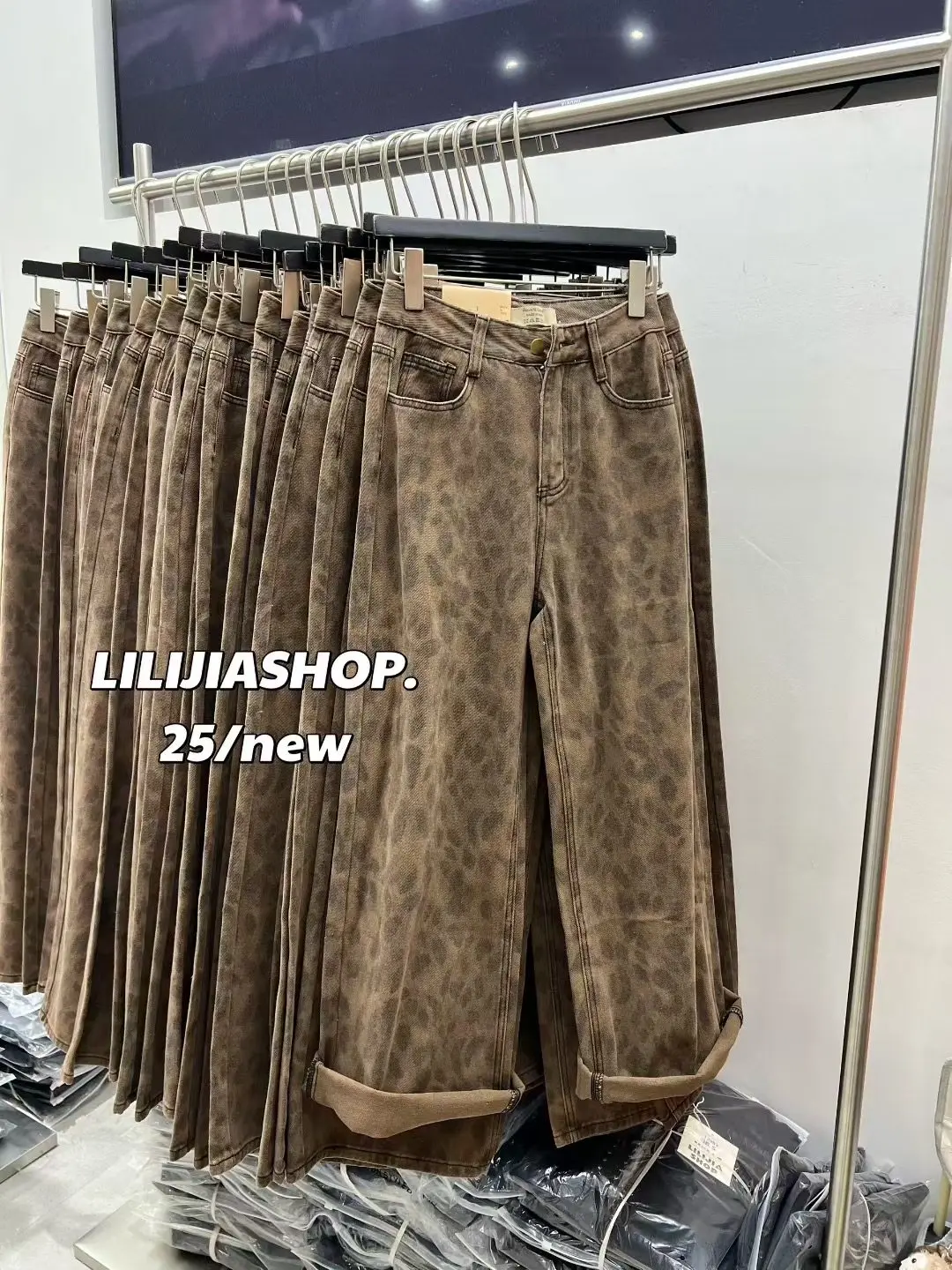 

High Waist Loose Fit American Sle Leopard Print Denim Pants Women's Spring 2026 Slimming Long Trousers Dongda Gate