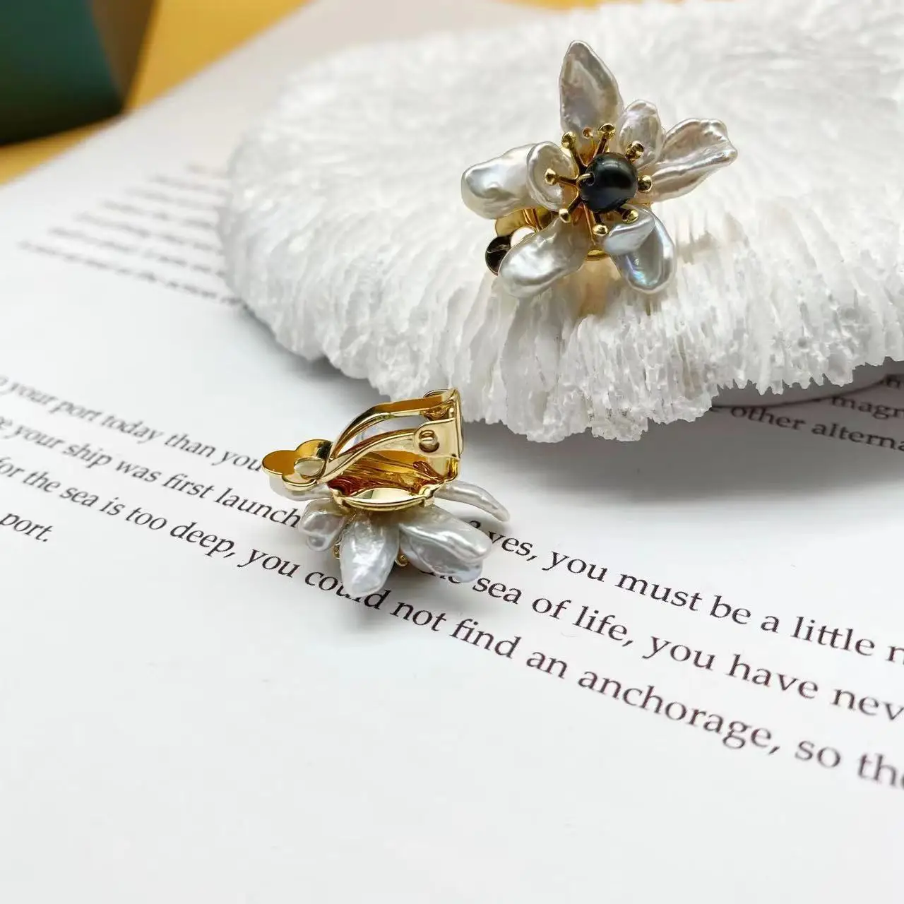 

Natural freshwater loquat beads white high-end exquisite earrings design sense versatile fashion trend ear clips