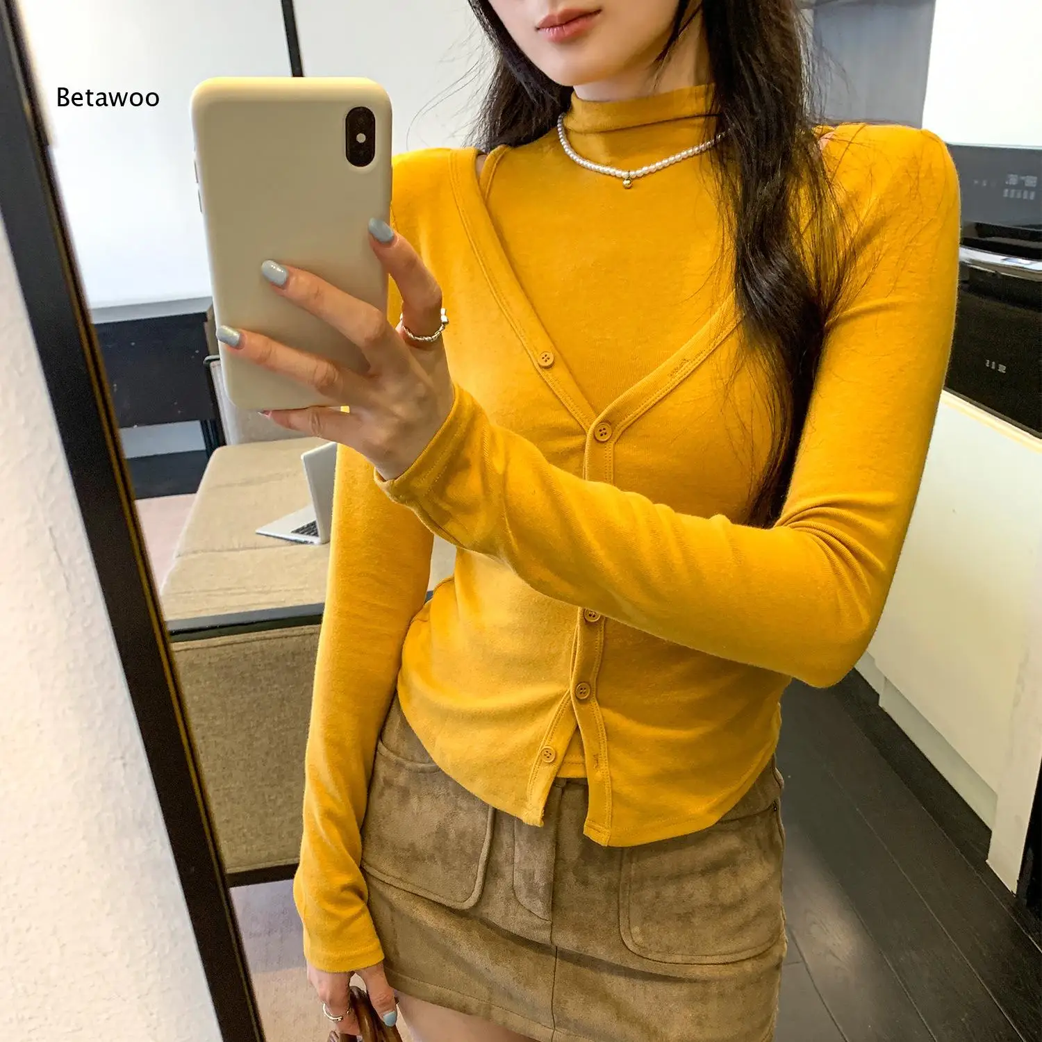 Immagine 6: Set Cardigan Grigio a Collo Alto con Maniche Lunghe e Bottoni e Top a Canotta
