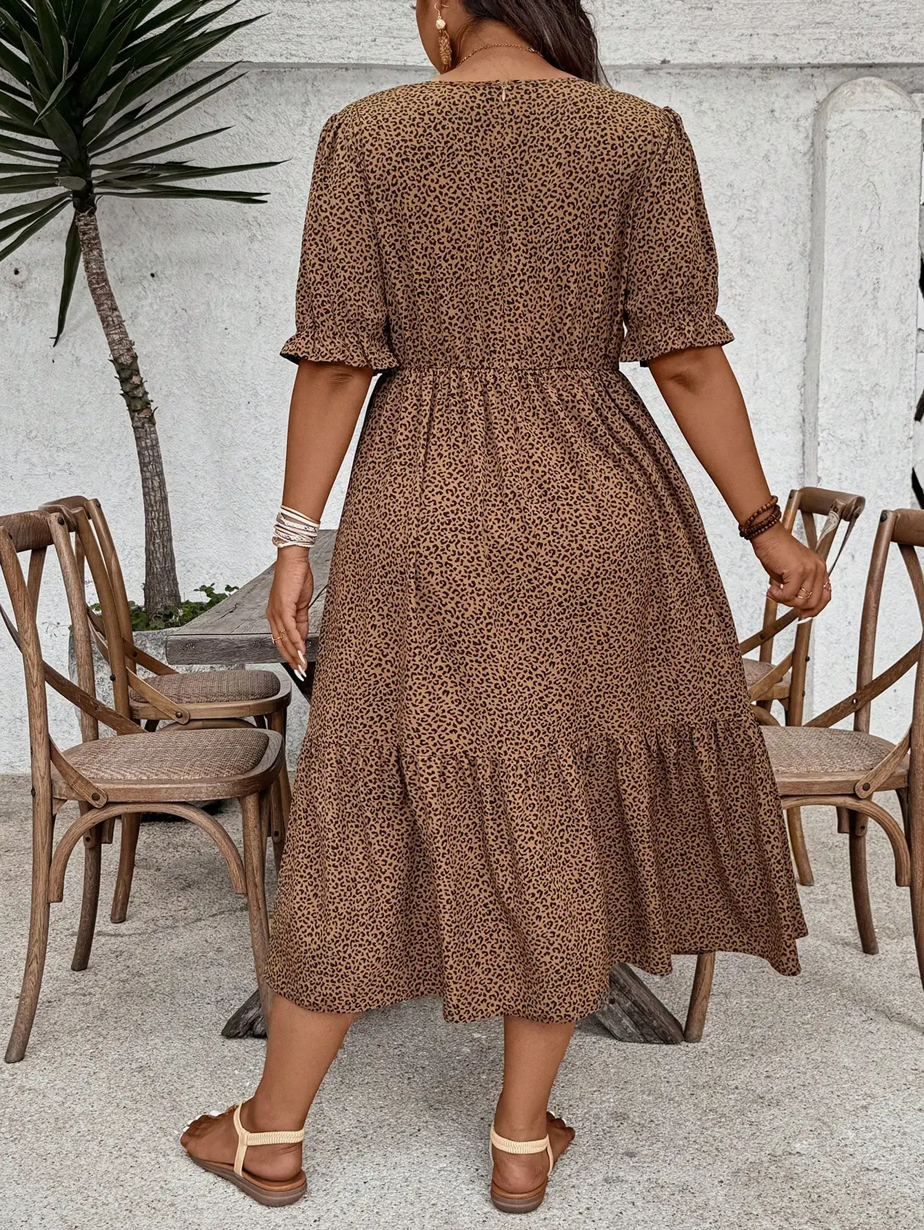 

Летнее женское платье миди с леопардовым принтом, пышными рукавами и многоярусной юбкой в богемном стиле