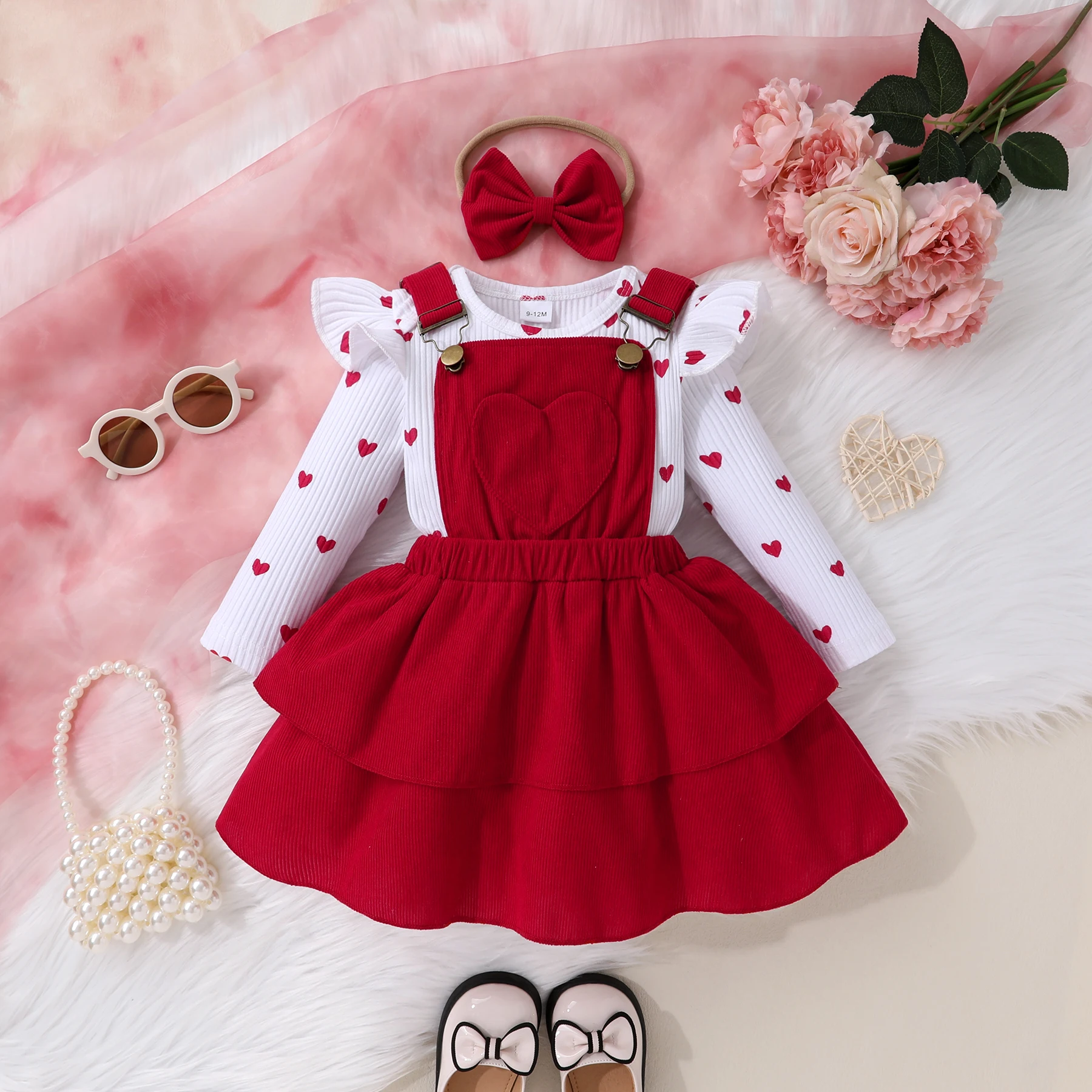 

Комплект из 3 предметов для маленьких девочек: весенний комбинезон с длинными рукавами и милым принтом в виде сердечек и горошка, юбка на подтяжках с сердечками, повязка на голову