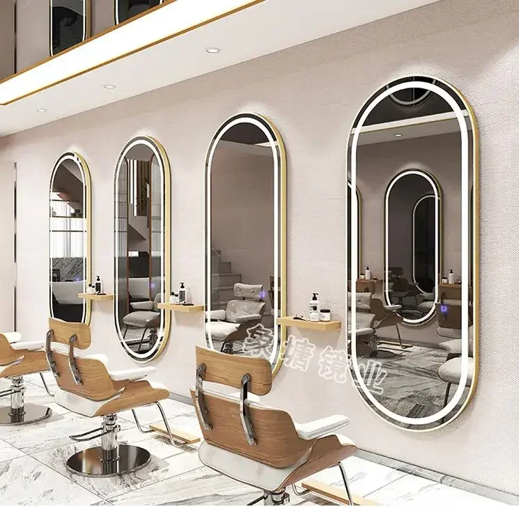 

A The store sells hair clips, salon mirrors, salon mirrors, special lights, grid walls, trendy red, wall mounted hair mirrors
