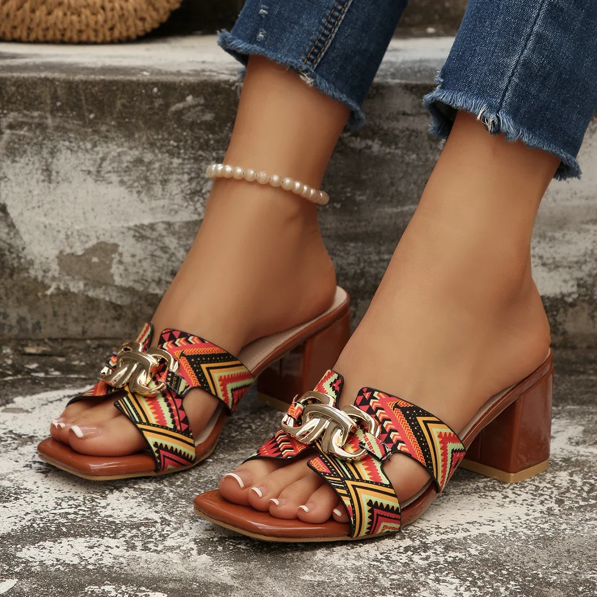 بالإضافة إلى حجم النساء الصنادل عالية الكعب في الهواء الطلق أحذية مصممين مسطحة النساء ‌   صنادل يومية لصيف 2025 بمقدمة مدببة ومزخرفة بالمعدن