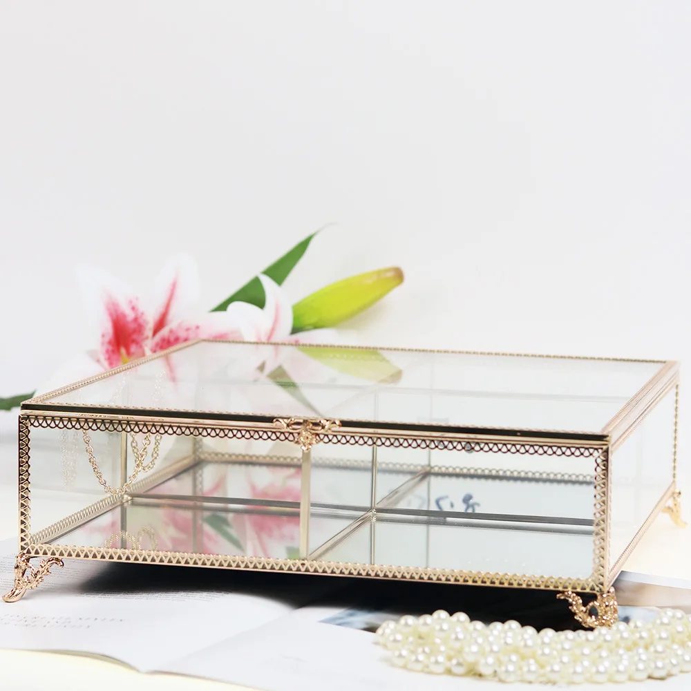 

Новинка! Прозрачная квадратная стеклянная шкатулка из латуни с кружевным узором для хранения ювелирных украшений, серег и ожерелий. Возможность индивидуального заказа.